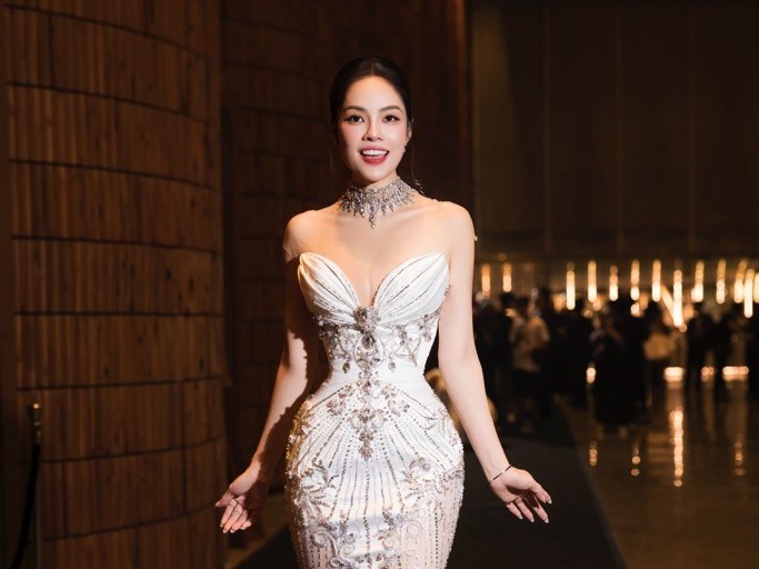 Dương Cẩm Lynh khoe vòng eo 58 trong váy cưới, dân tình hỏi khi nào lên xe hoa