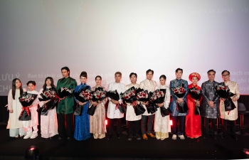 Những hình ảnh 'thôi miên' đầu tiên trong đám cưới kỳ lạ của 'thần giữ của' Út Lan