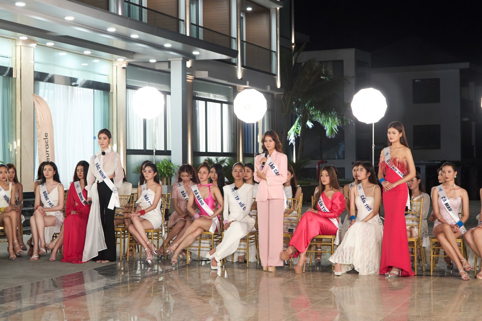 'Cosmo Camp' tập 4: Catwalk dưới mưa, 'học trò H’Hen Niê' trượt chân gãy gót giày