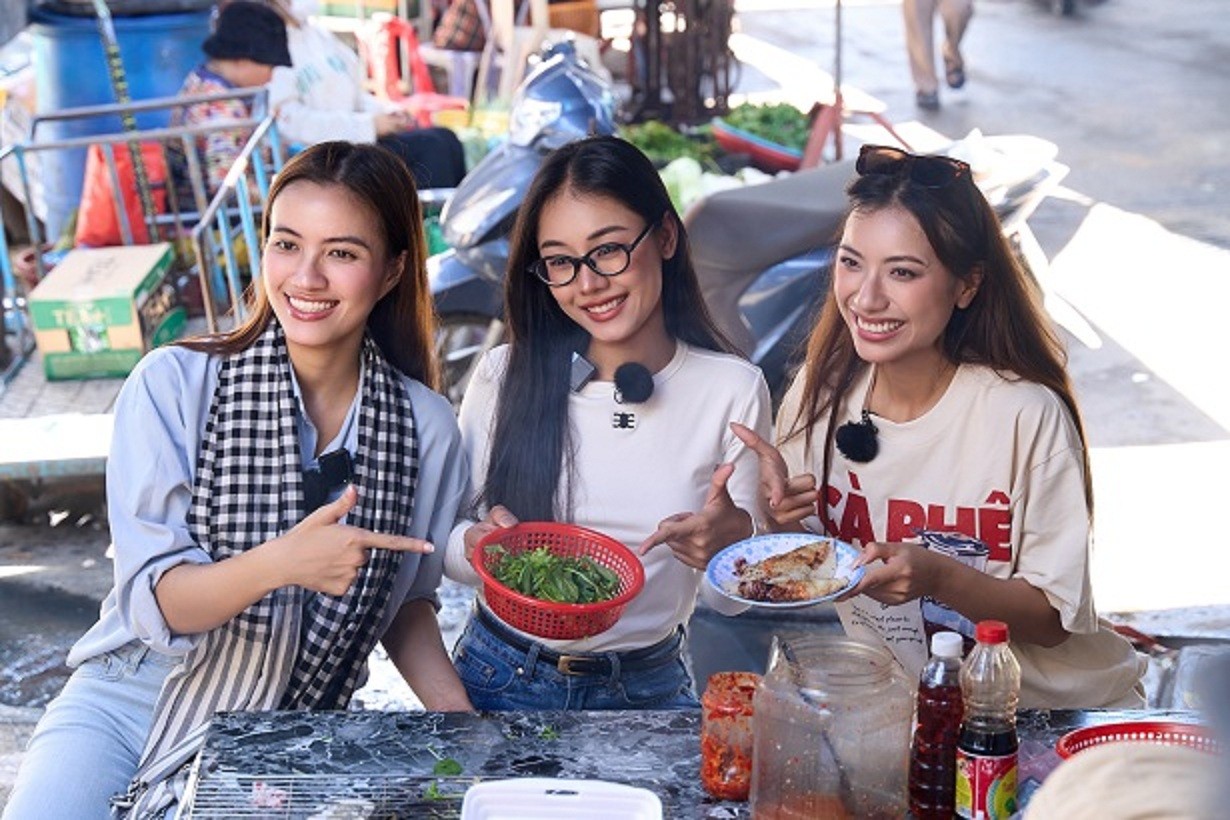 'Cosmo Camp' tập 4: Catwalk dưới mưa, 'học trò H’Hen Niê' trượt chân gãy gót giày