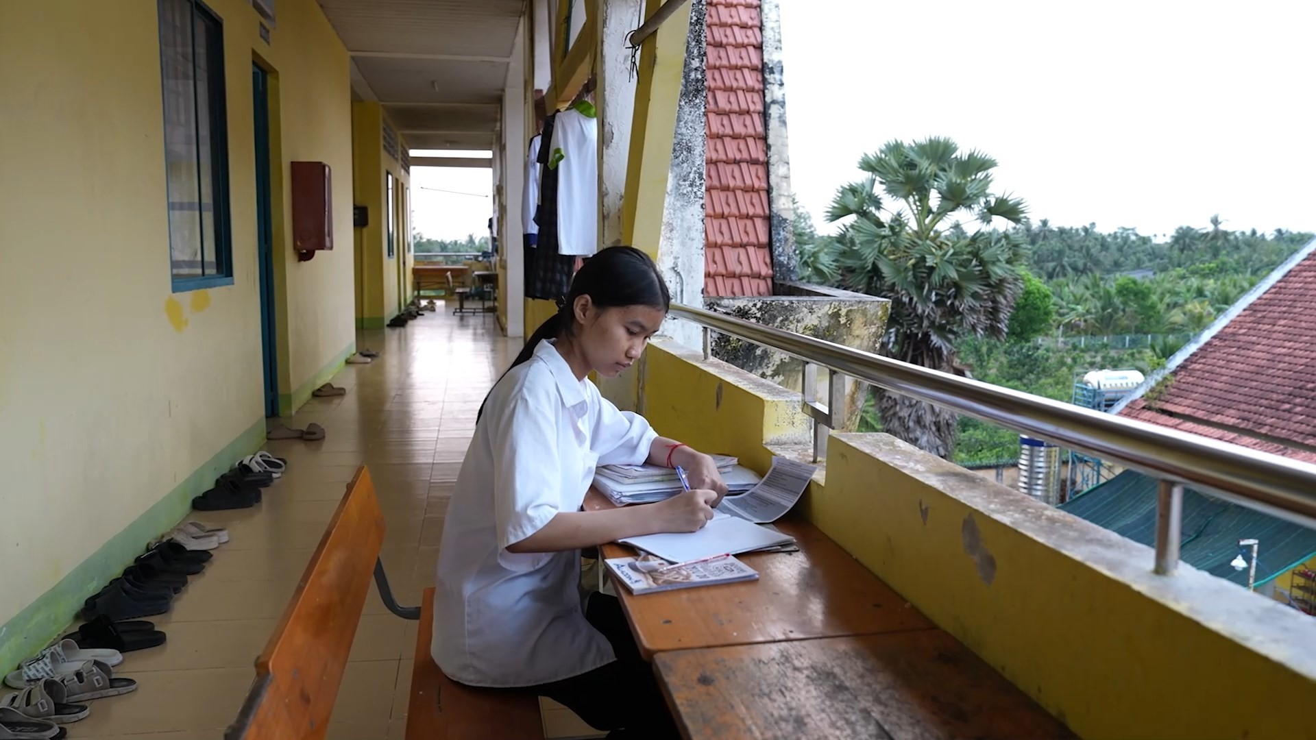 Hurrykng nghẹn ngào trước hình ảnh người cô bất chấp hoàn cảnh gia đình khó khăn vẫn không để cháu mình bơ vơ