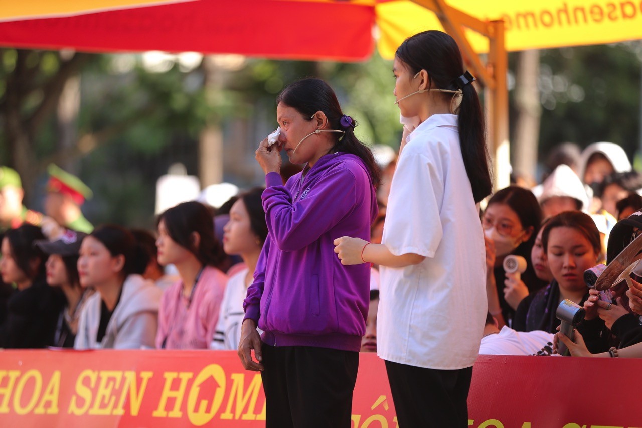 Hurrykng nghẹn ngào trước hình ảnh người cô bất chấp hoàn cảnh gia đình khó khăn vẫn không để cháu mình bơ vơ