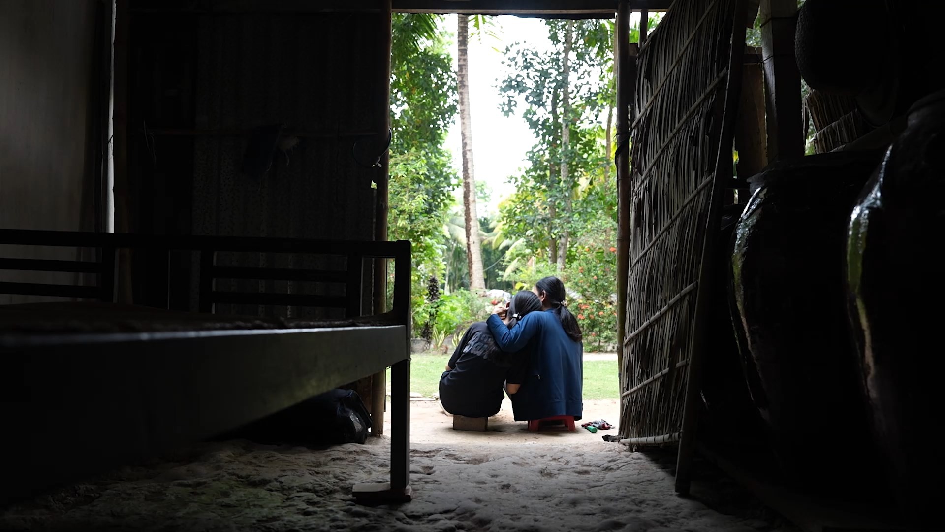 Hurrykng nghẹn ngào trước hình ảnh người cô bất chấp hoàn cảnh gia đình khó khăn vẫn không để cháu mình bơ vơ