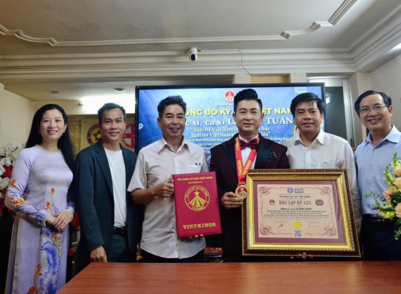 Ca nhạc sĩ Lê Anh Tuấn xác lập kỷ lục Việt Nam về tiết mục ca ngợi Bác Hồ với nhiều loại hình nghệ thuật