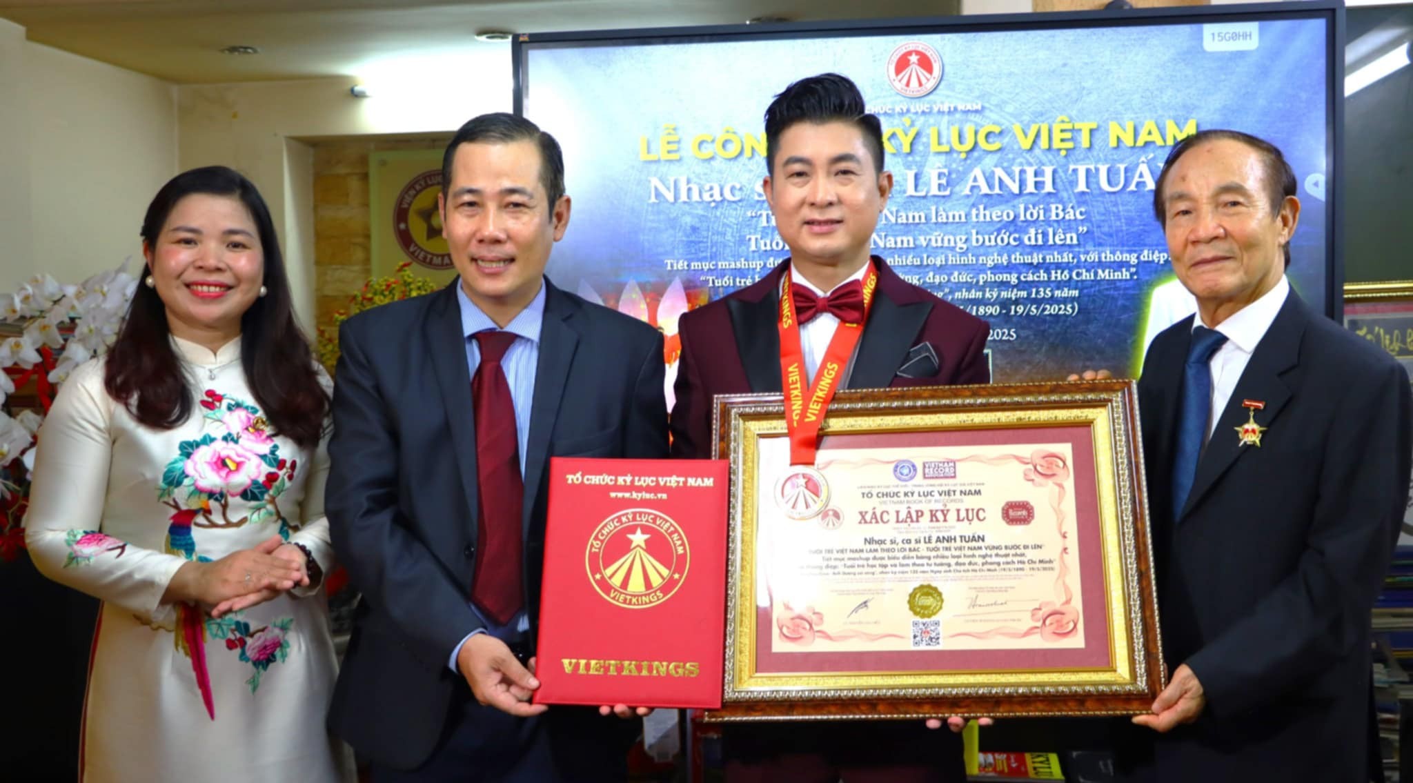 Ca nhạc sĩ Lê Anh Tuấn xác lập kỷ lục Việt Nam về tiết mục ca ngợi Bác Hồ với nhiều loại hình nghệ thuật