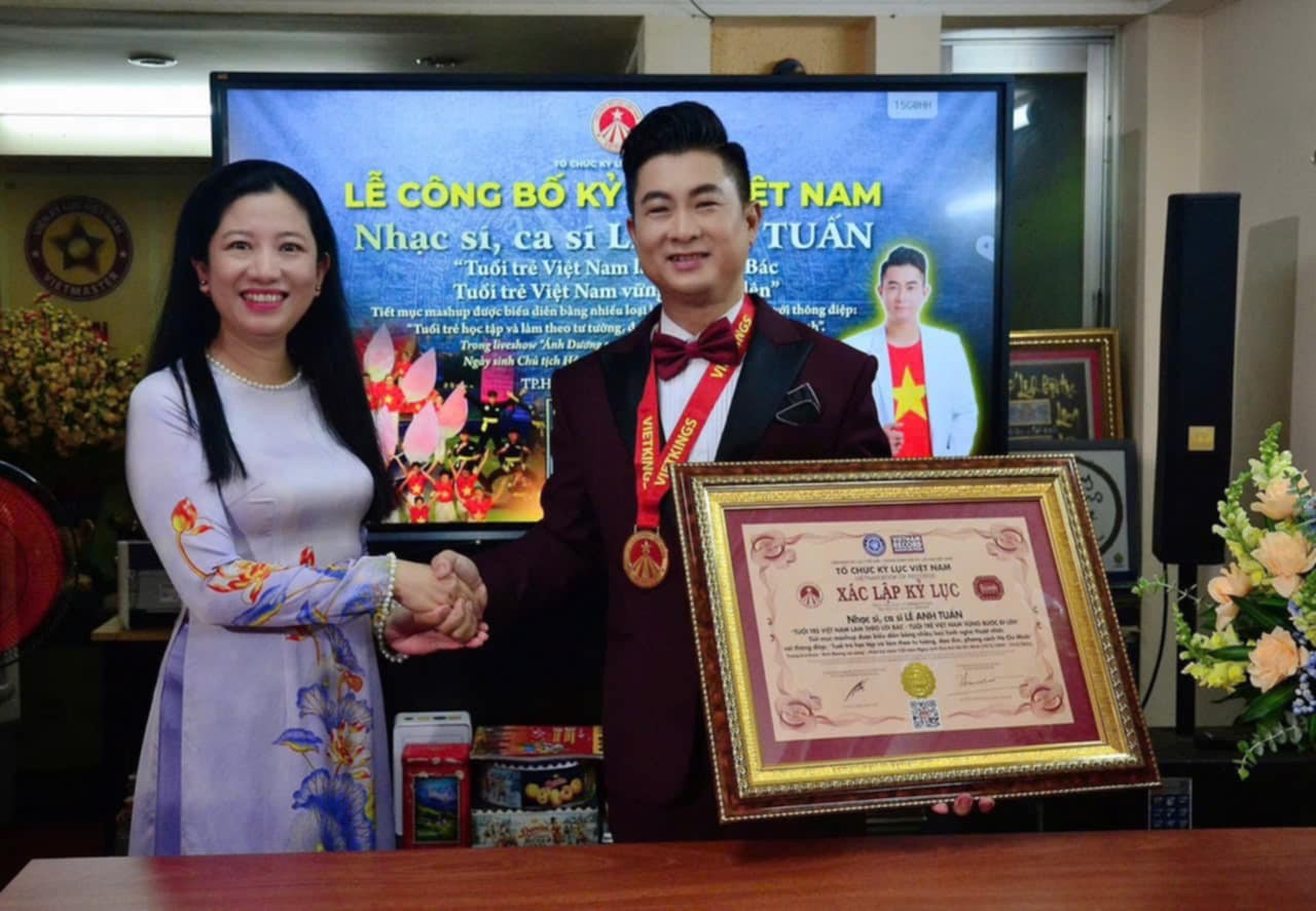 Ca nhạc sĩ Lê Anh Tuấn xác lập kỷ lục Việt Nam về tiết mục ca ngợi Bác Hồ với nhiều loại hình nghệ thuật