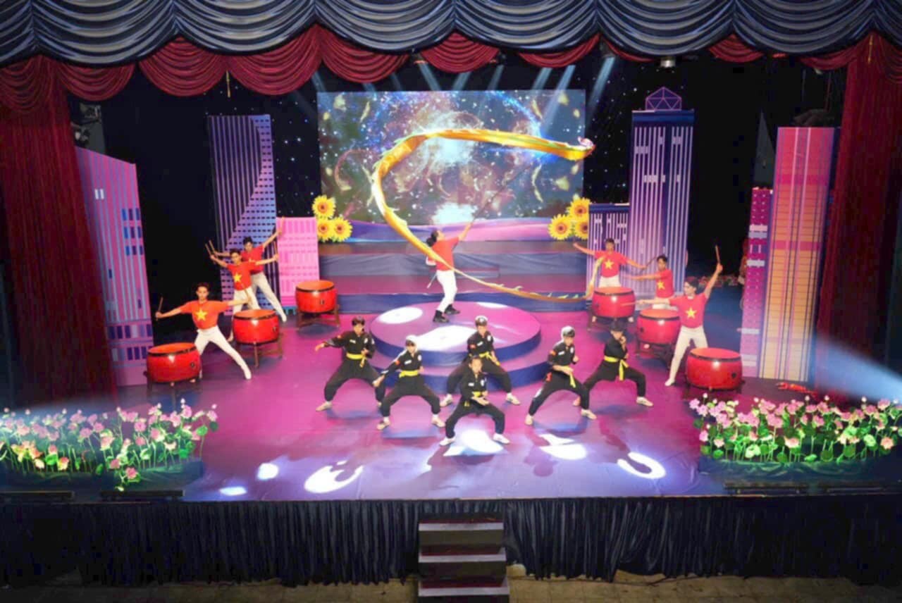 Ca nhạc sĩ Lê Anh Tuấn xác lập kỷ lục Việt Nam về tiết mục ca ngợi Bác Hồ với nhiều loại hình nghệ thuật