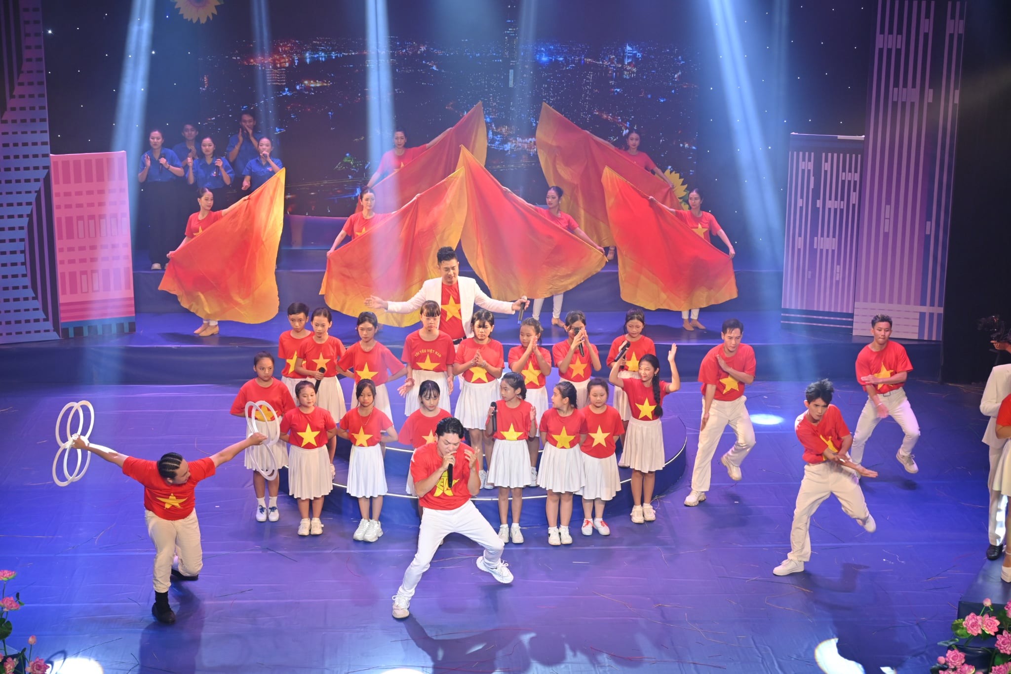 Ca nhạc sĩ Lê Anh Tuấn xác lập kỷ lục Việt Nam về tiết mục ca ngợi Bác Hồ với nhiều loại hình nghệ thuật