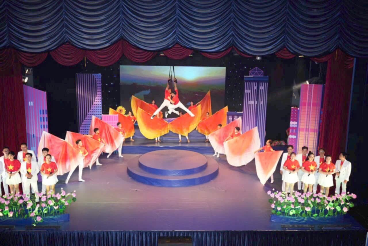 Ca nhạc sĩ Lê Anh Tuấn xác lập kỷ lục Việt Nam về tiết mục ca ngợi Bác Hồ với nhiều loại hình nghệ thuật