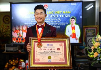 Ca nhạc sĩ Lê Anh Tuấn xác lập kỷ lục Việt Nam về tiết mục ca ngợi Bác Hồ với nhiều loại hình nghệ thuật