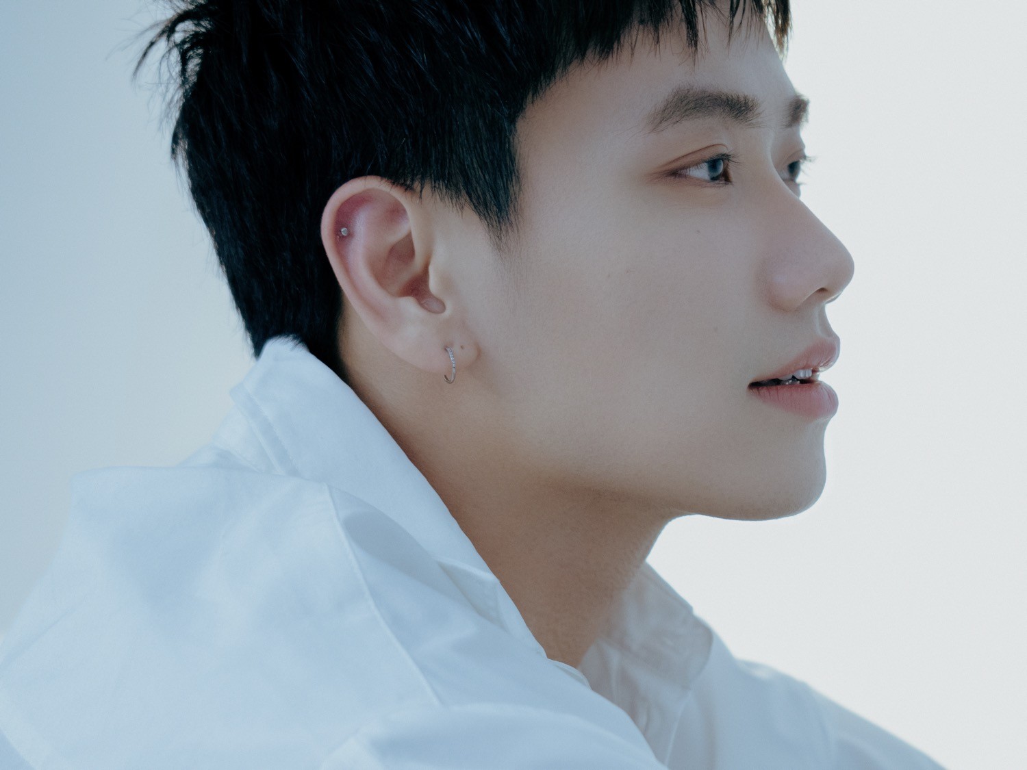 'Nam thần' Trần Nhậm lấn sân sang lĩnh vực âm nhạc với ca khúc đầu tay