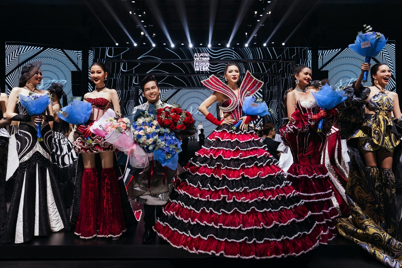 Bộ ba Hương Ly - Lê Hoàng Phương - Ngọc Châu tái hợp sau 3 năm tại show diễn của NTK Minh Châu