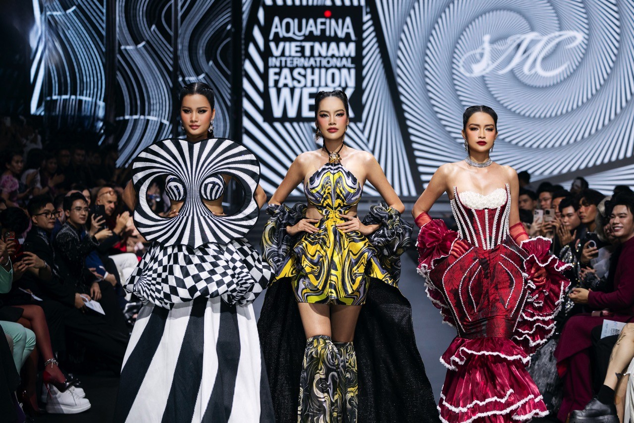 Bộ ba Hương Ly - Lê Hoàng Phương - Ngọc Châu tái hợp sau 3 năm tại show diễn của NTK Minh Châu