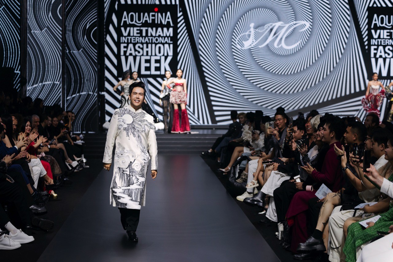 Bộ ba Hương Ly - Lê Hoàng Phương - Ngọc Châu tái hợp sau 3 năm tại show diễn của NTK Minh Châu