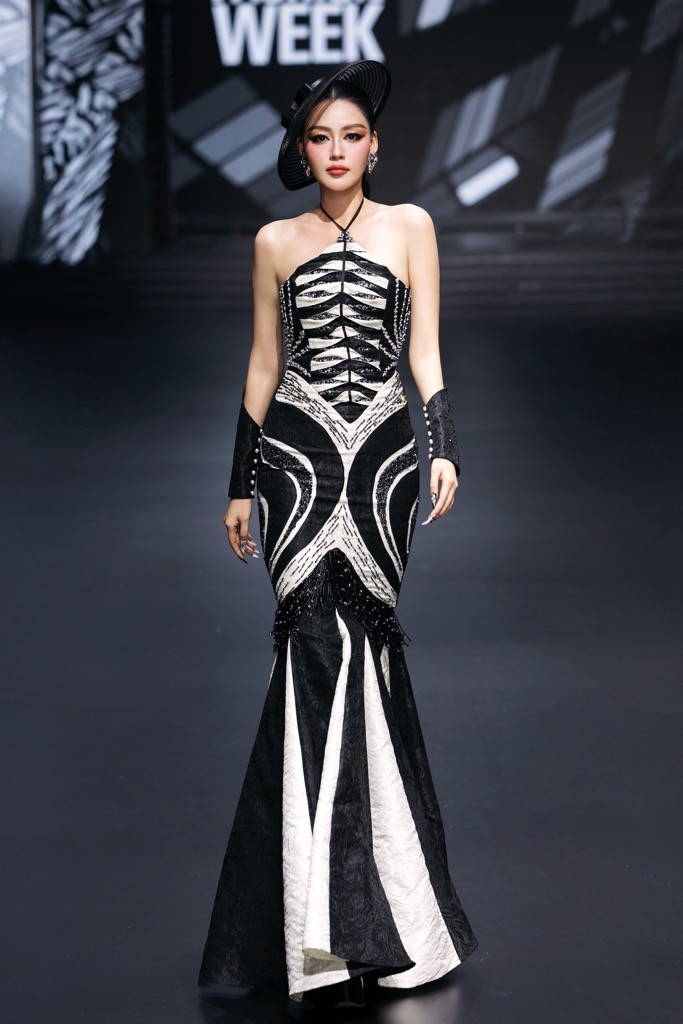 Bộ ba Hương Ly - Lê Hoàng Phương - Ngọc Châu tái hợp sau 3 năm tại show diễn của NTK Minh Châu