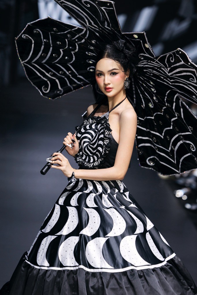 Bộ ba Hương Ly - Lê Hoàng Phương - Ngọc Châu tái hợp sau 3 năm tại show diễn của NTK Minh Châu