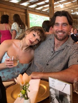 Cole Kmet tổ chức đám cưới nhưng thiệp mời Taylor Swift và Travis Kelce mới lại gây chú ý