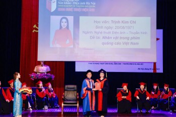 NSND Trịnh Kim Chi nhận bằng Thạc sĩ tại Hà Nội