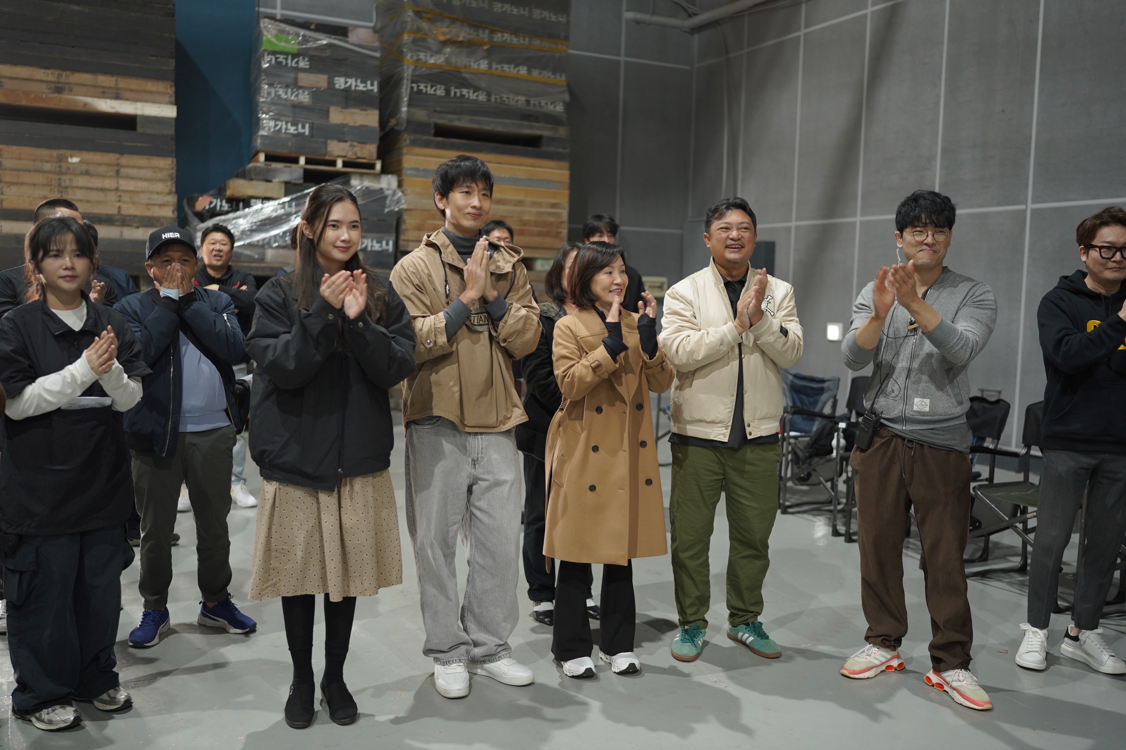 'Mang mẹ đi bỏ' tung tập hậu trường vui nhộn của dàn cast Việt giữa trời Hàn lạnh giá