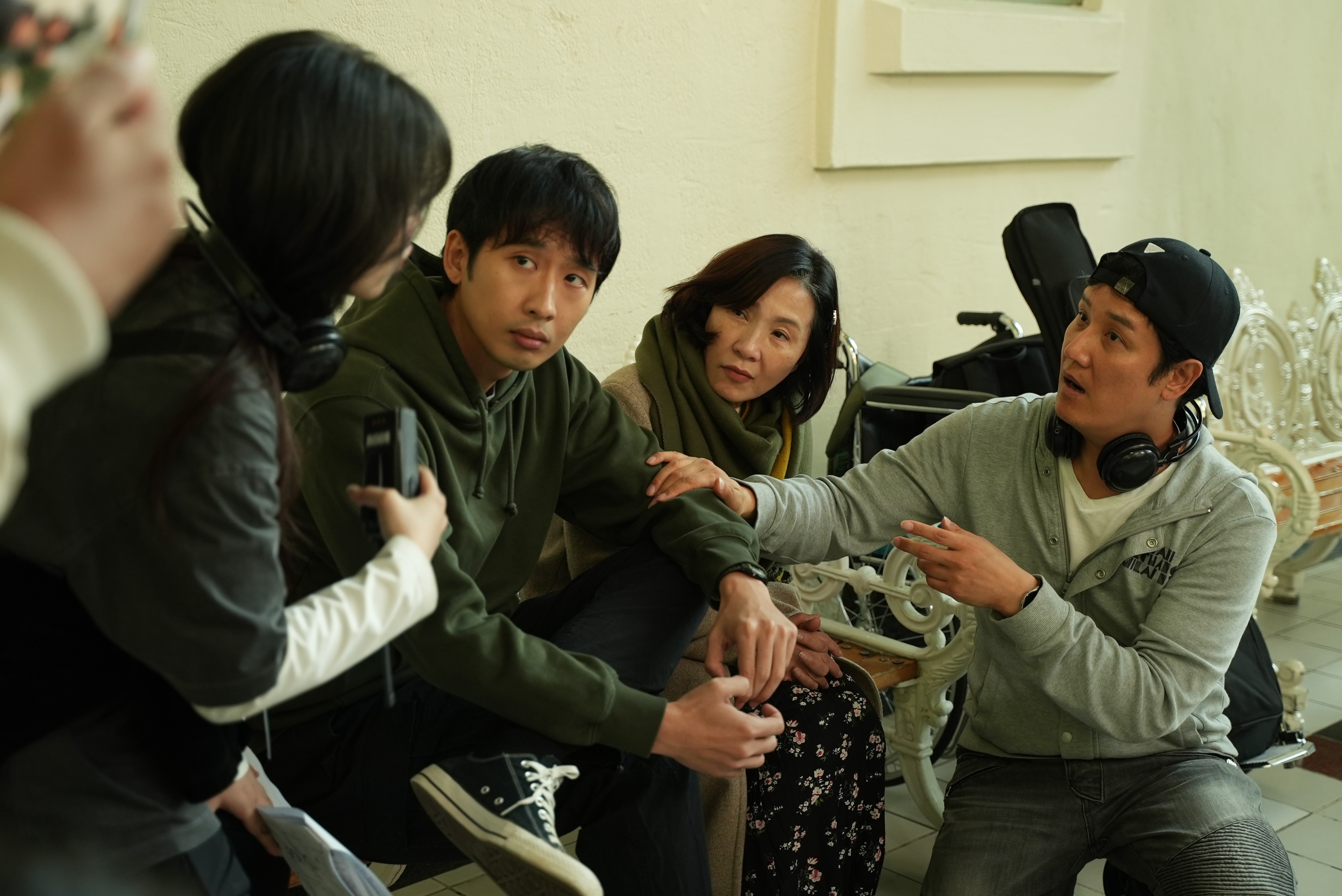 'Mang mẹ đi bỏ' tung tập hậu trường vui nhộn của dàn cast Việt giữa trời Hàn lạnh giá