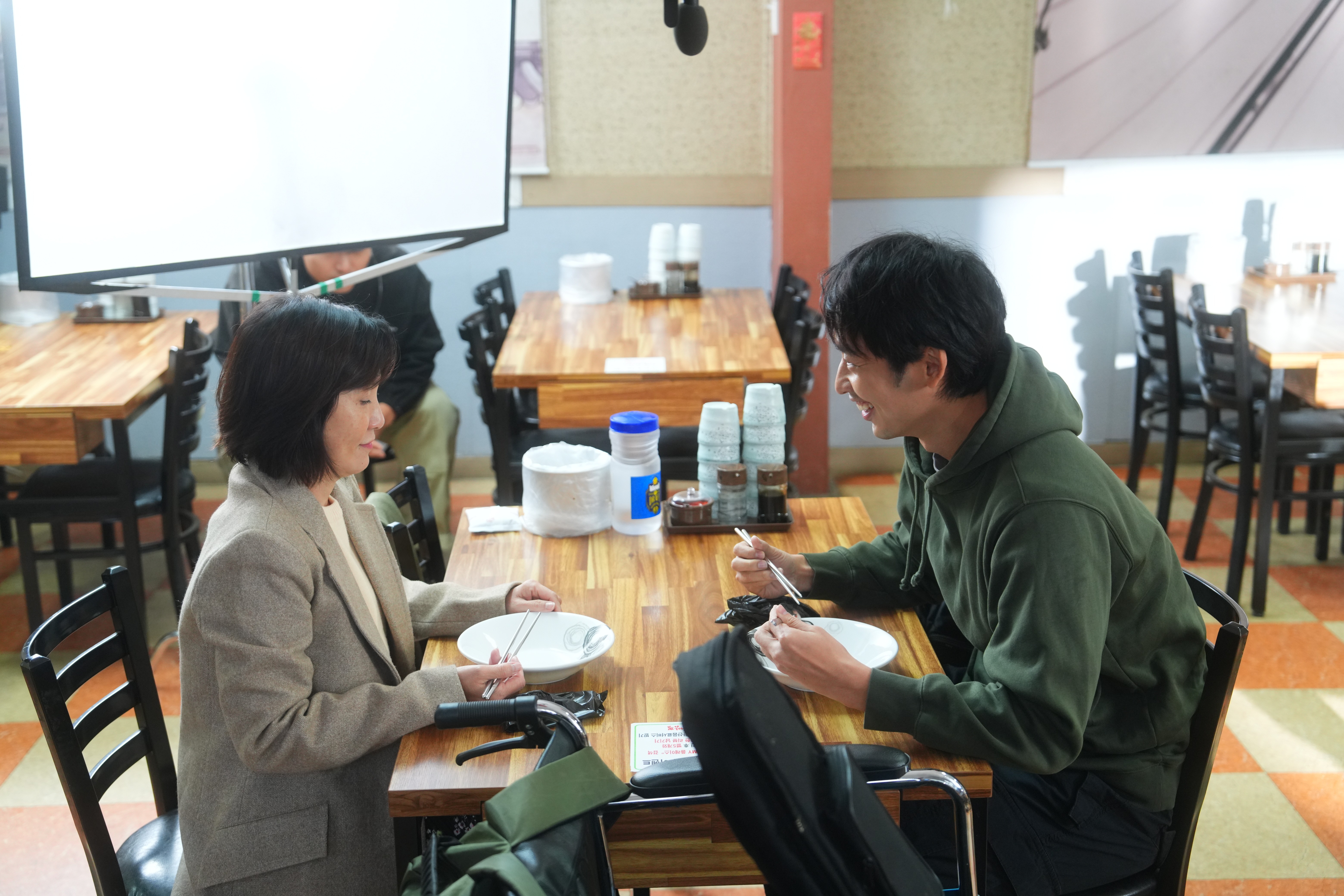 'Mang mẹ đi bỏ' tung tập hậu trường vui nhộn của dàn cast Việt giữa trời Hàn lạnh giá