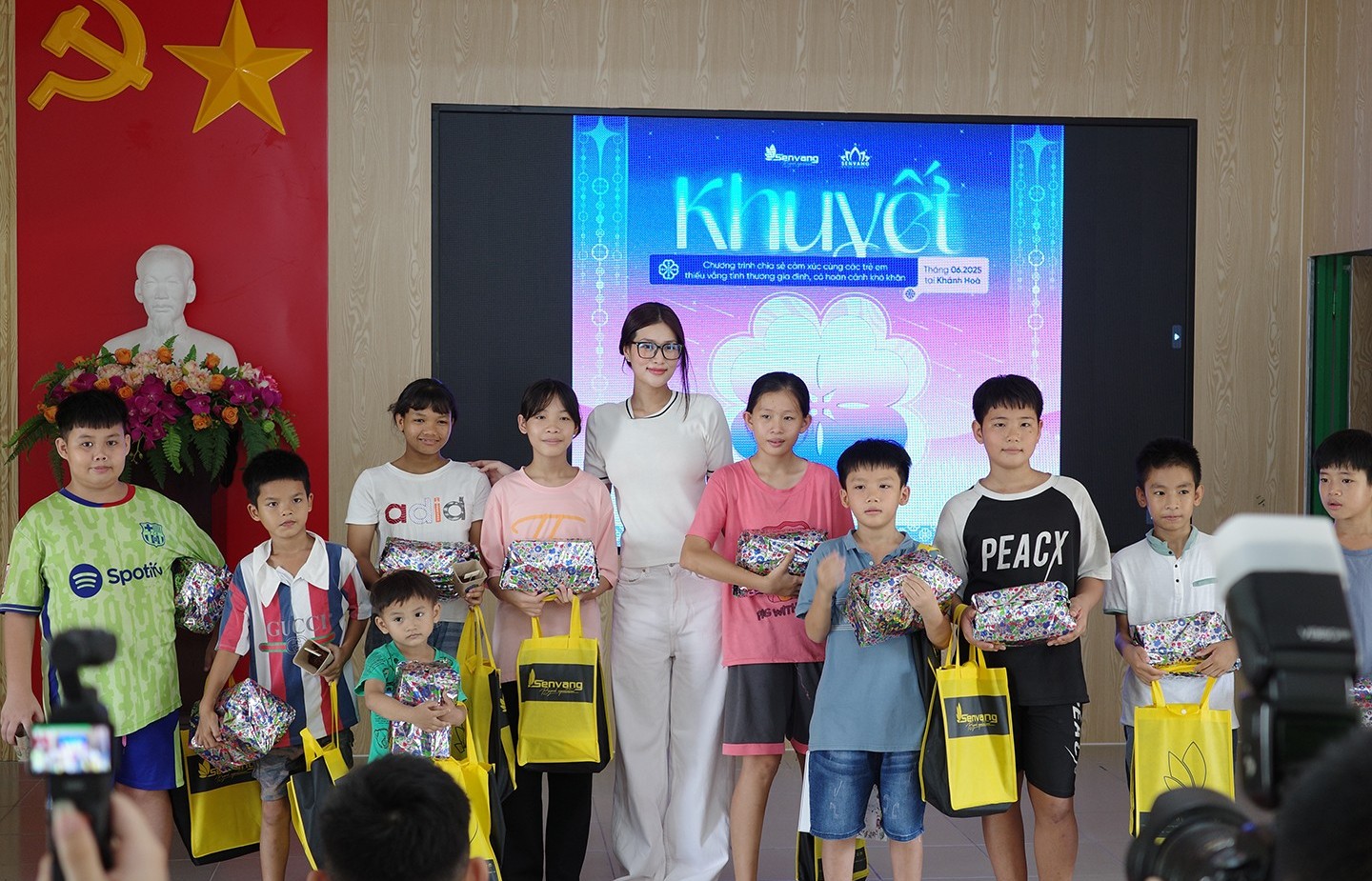 Hoa hậu Đoàn Thiên Ân mang dự án 'Khuyết' đến Làng trẻ SOS Nha Trang