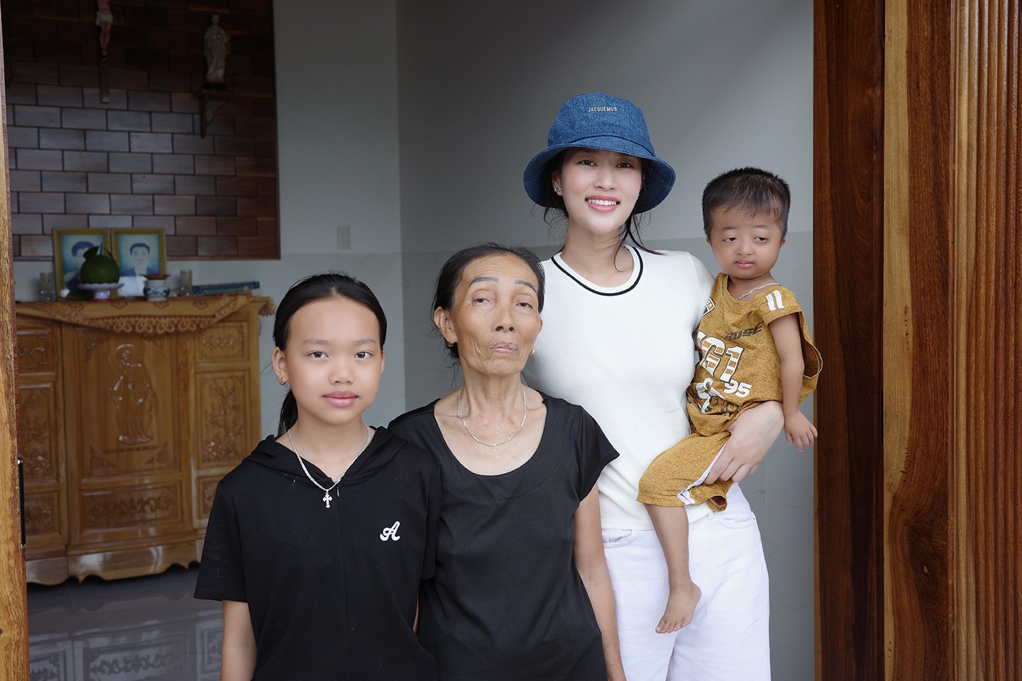 Hoa hậu Đoàn Thiên Ân mang dự án 'Khuyết' đến Làng trẻ SOS Nha Trang