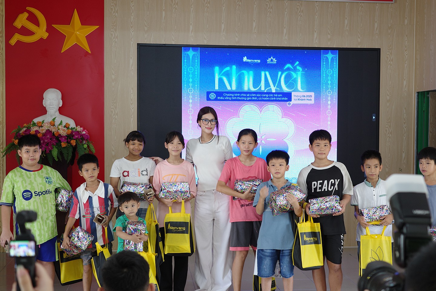 Hoa hậu Đoàn Thiên Ân mang dự án 'Khuyết' đến Làng trẻ SOS Nha Trang