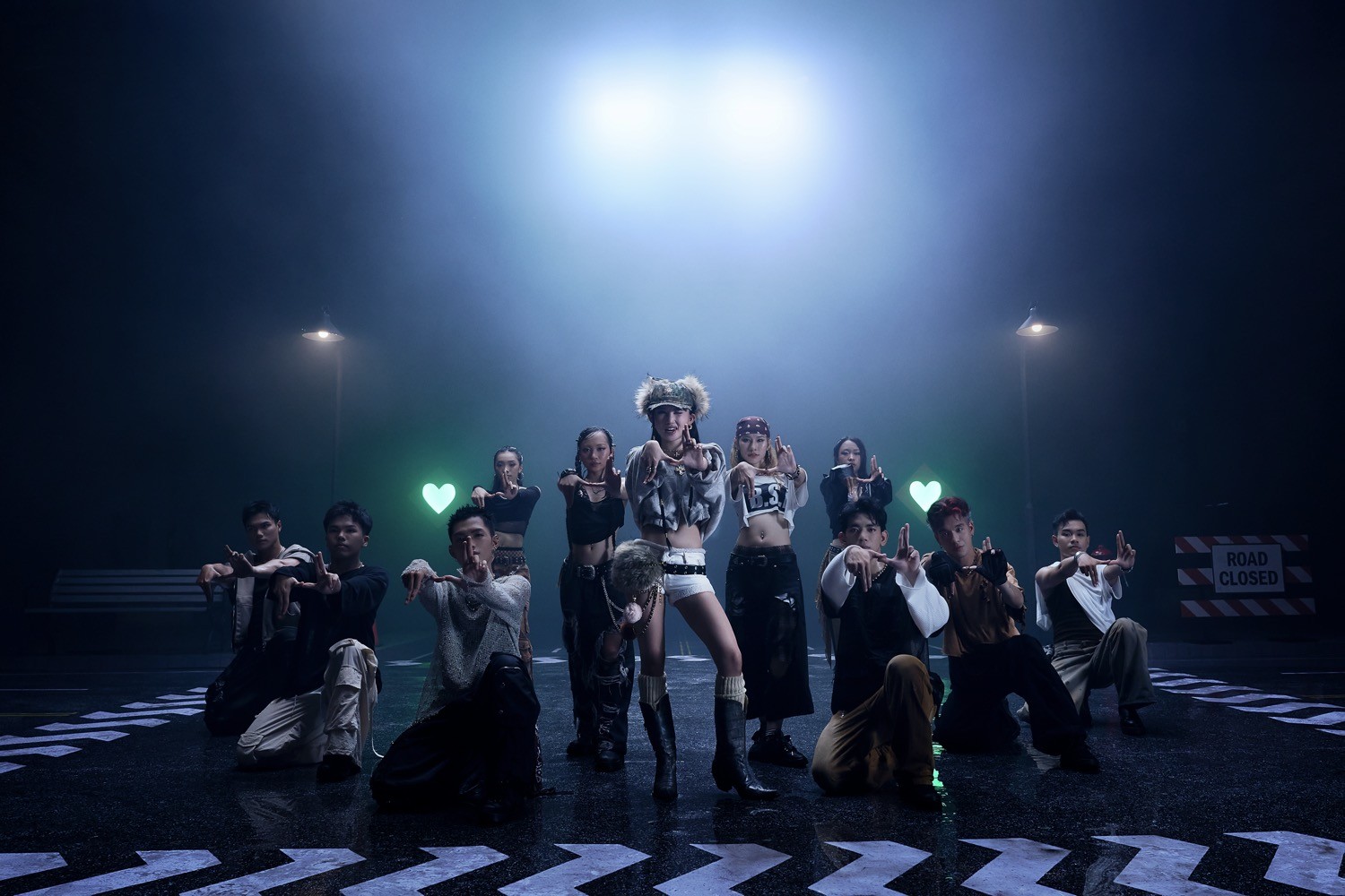 Dàn sao Việt đồng loạt chúc mừng LEXXY khi ra mắt MV 'Bật đèn xanh'