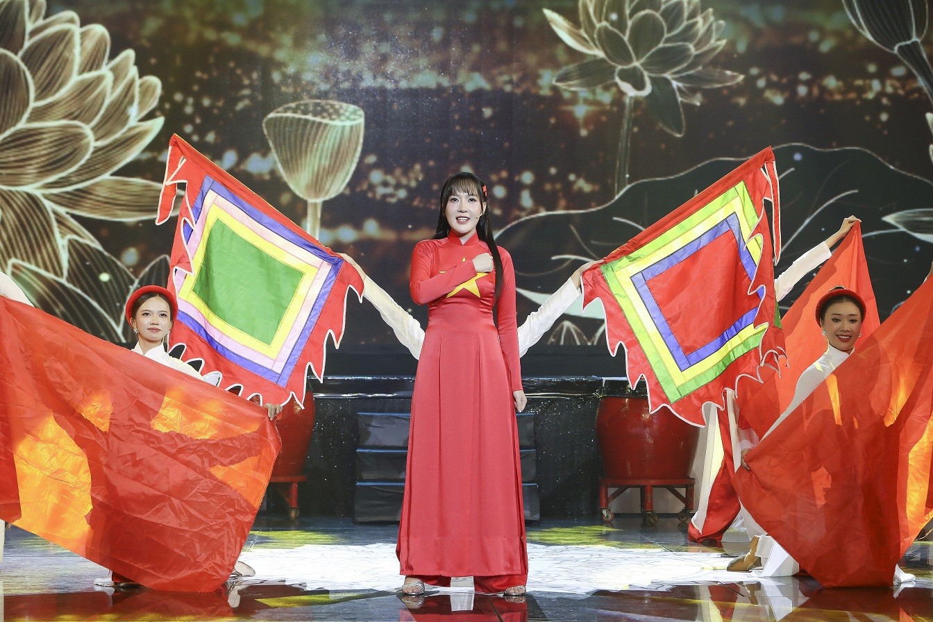 10 năm chưa một bữa cơm bên gia đình, Hoài Phong gửi trọn nỗi lòng vào sân khấu 'Đánh thức đam mê 2025'