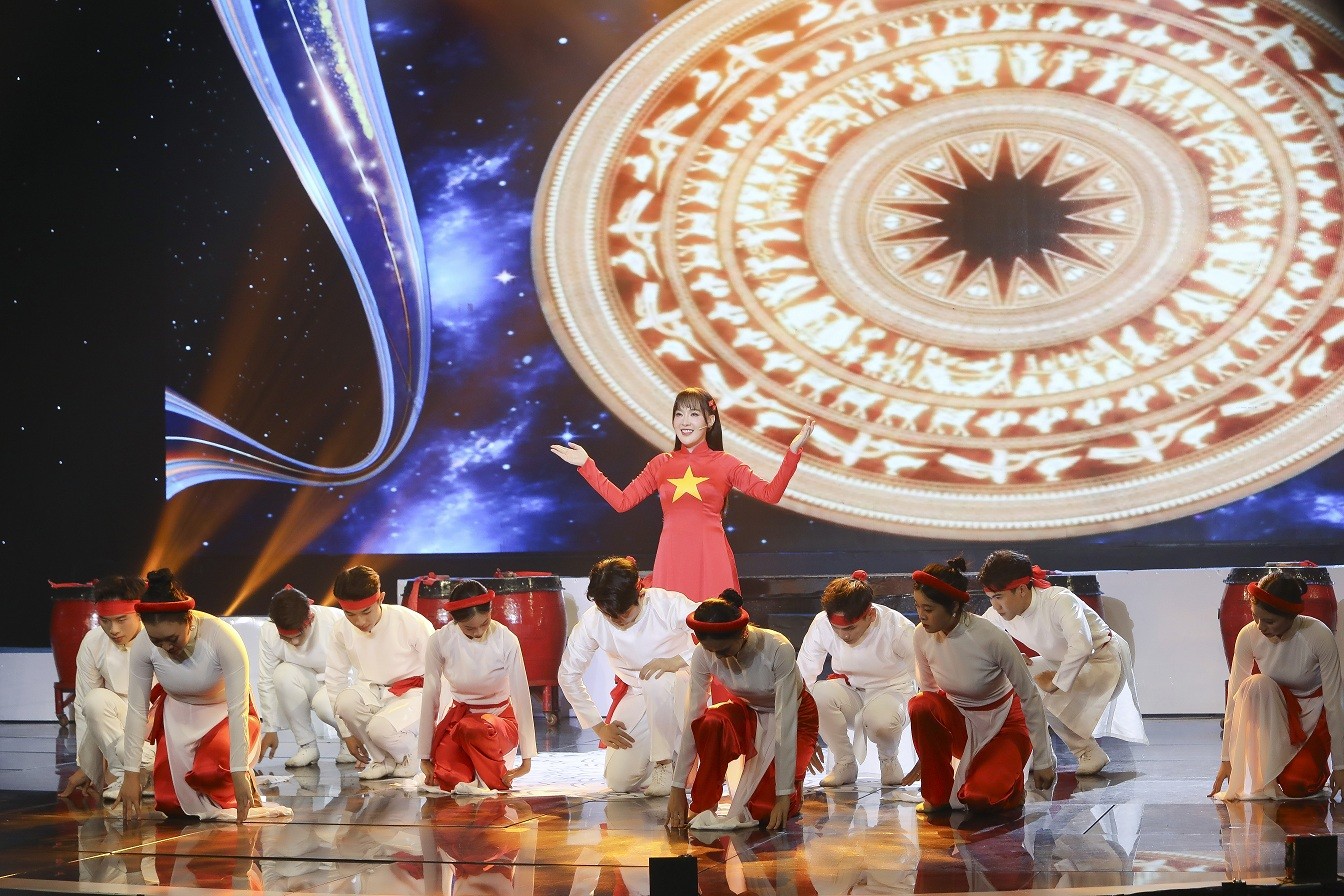 10 năm chưa một bữa cơm bên gia đình, Hoài Phong gửi trọn nỗi lòng vào sân khấu 'Đánh thức đam mê 2025'