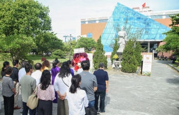 Ban tổ chức DANAFF III dâng hương tượng đài Danh tướng Nguyễn Tri Phương