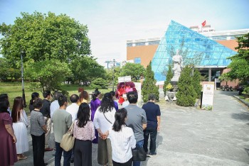 Ban tổ chức DANAFF III dâng hương tượng đài Danh tướng Nguyễn Tri Phương