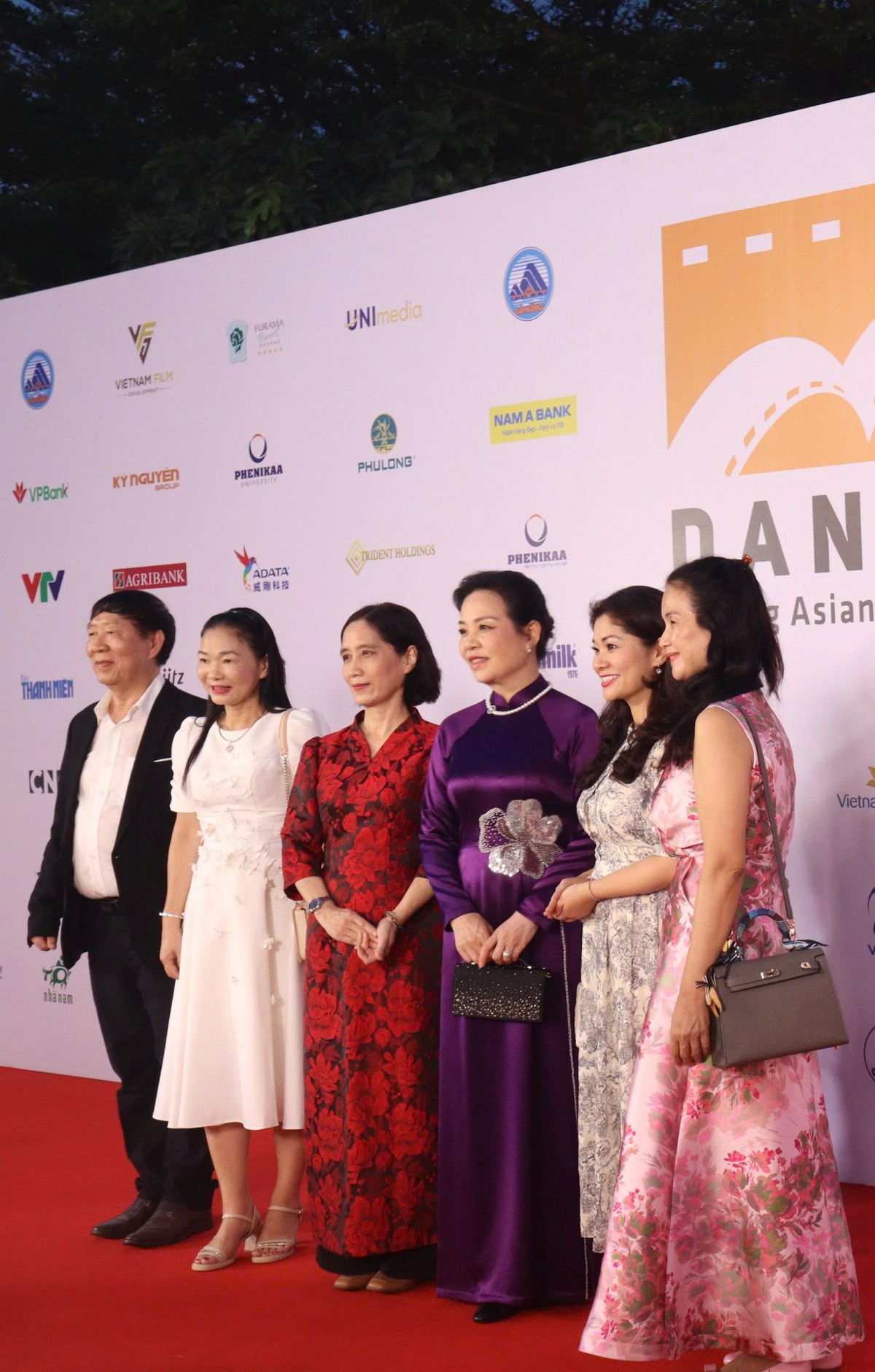 Dàn sao tỏa sáng trên thảm đỏ Liên hoan phim châu Á Đà Nẵng lần thứ Ba (DANAFF III)