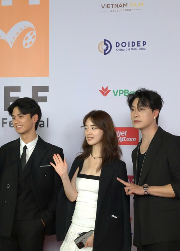 Dàn sao tỏa sáng trên thảm đỏ Liên hoan phim châu Á Đà Nẵng lần thứ Ba (DANAFF III)