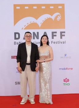 Nữ chính 'Khi cuộc đời cho bạn quả quýt' sánh đôi cùng ông xã trên thảm đỏ Liên hoan phim châu Á Đà Nẵng lần thứ Ba (DANAFF III)