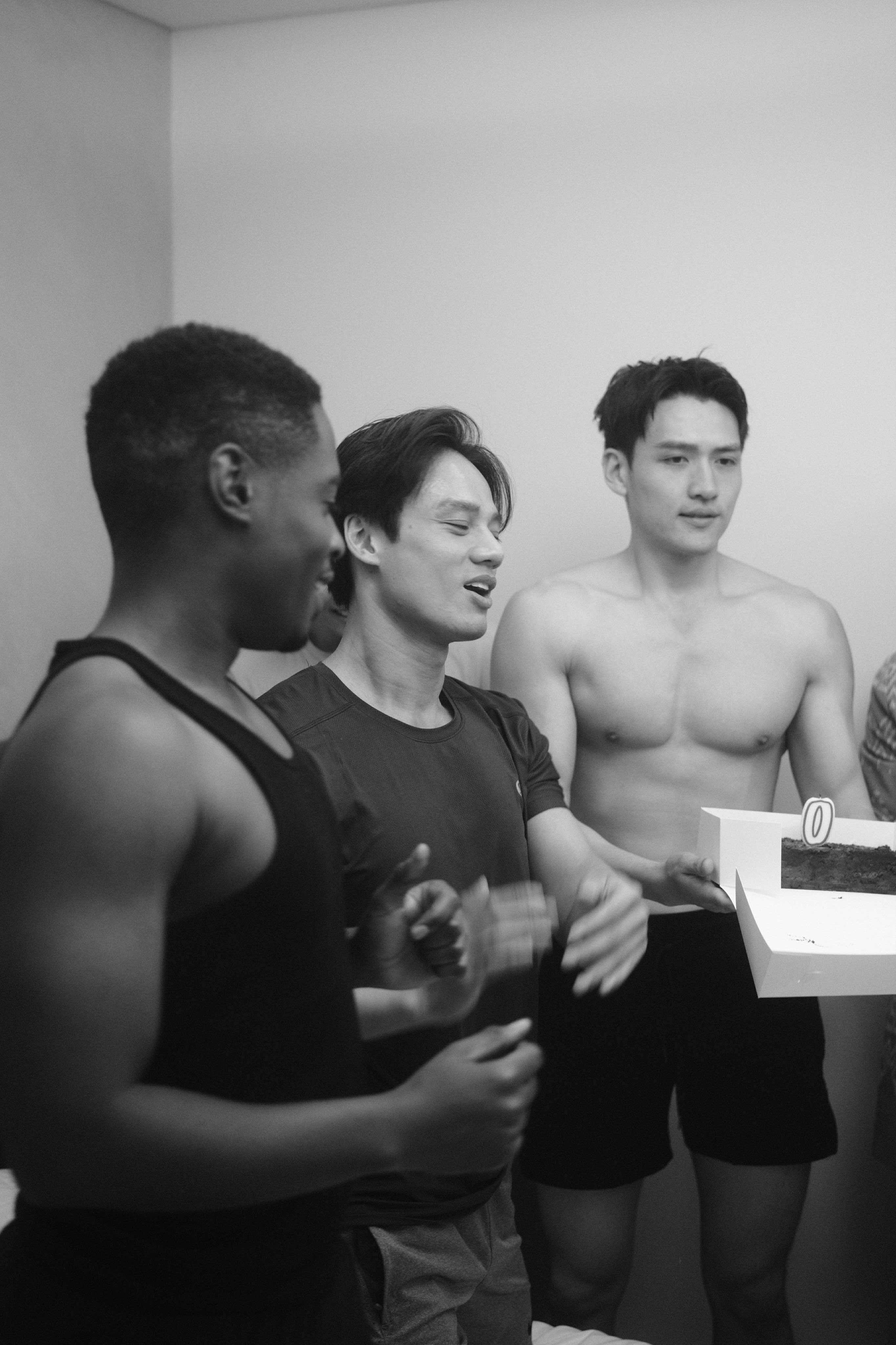 Top 10 'Nam vương siêu quốc gia 2025' Minh Khắc mừng sinh nhật đặc biệt cùng các thí sinh 'Mister Supranational 2025'