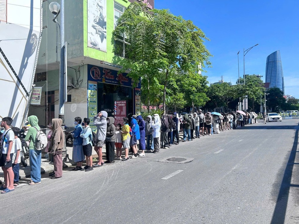 Khán giả xếp hàng dài săn vé xem phim tại Liên hoan phim châu Á Đà Nẵng