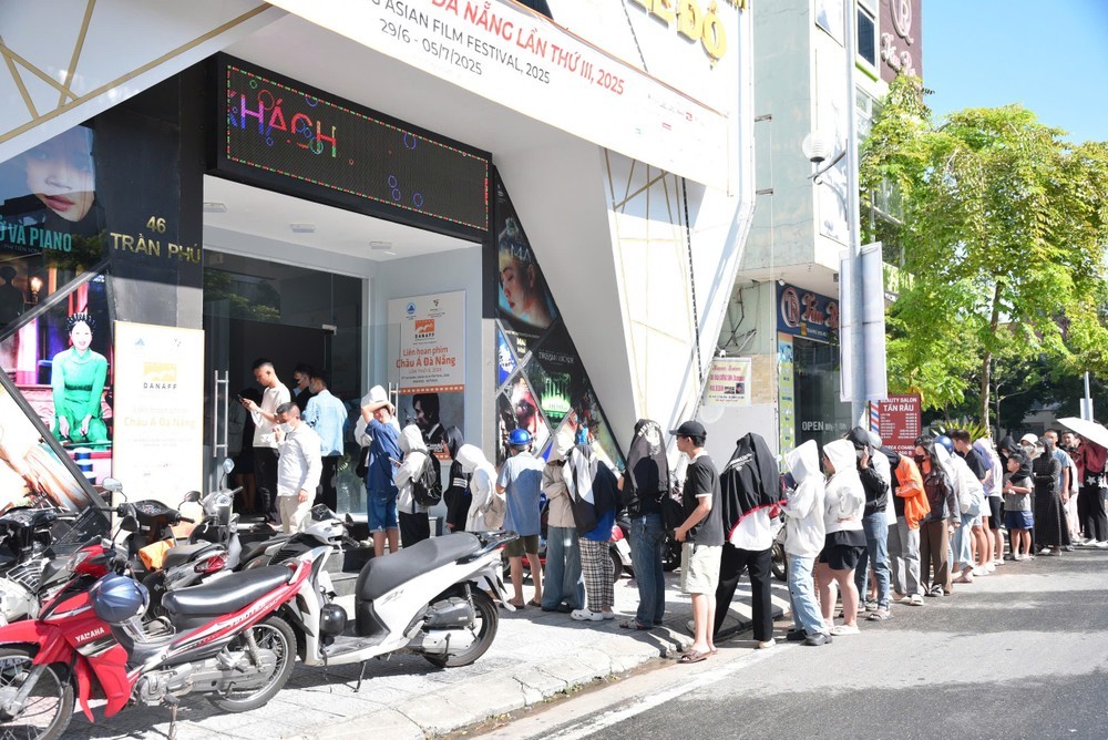 Khán giả xếp hàng dài săn vé xem phim tại Liên hoan phim châu Á Đà Nẵng