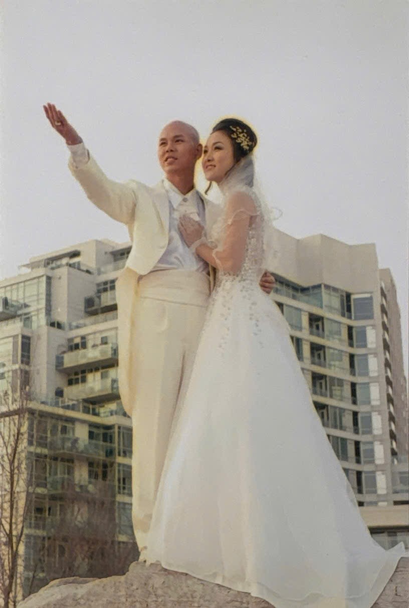 Phan Đinh Tùng kể về bức ảnh 'định mệnh' với bà xã Thái Ngọc Bích trong MV lyrics 'Ngồi bên em'