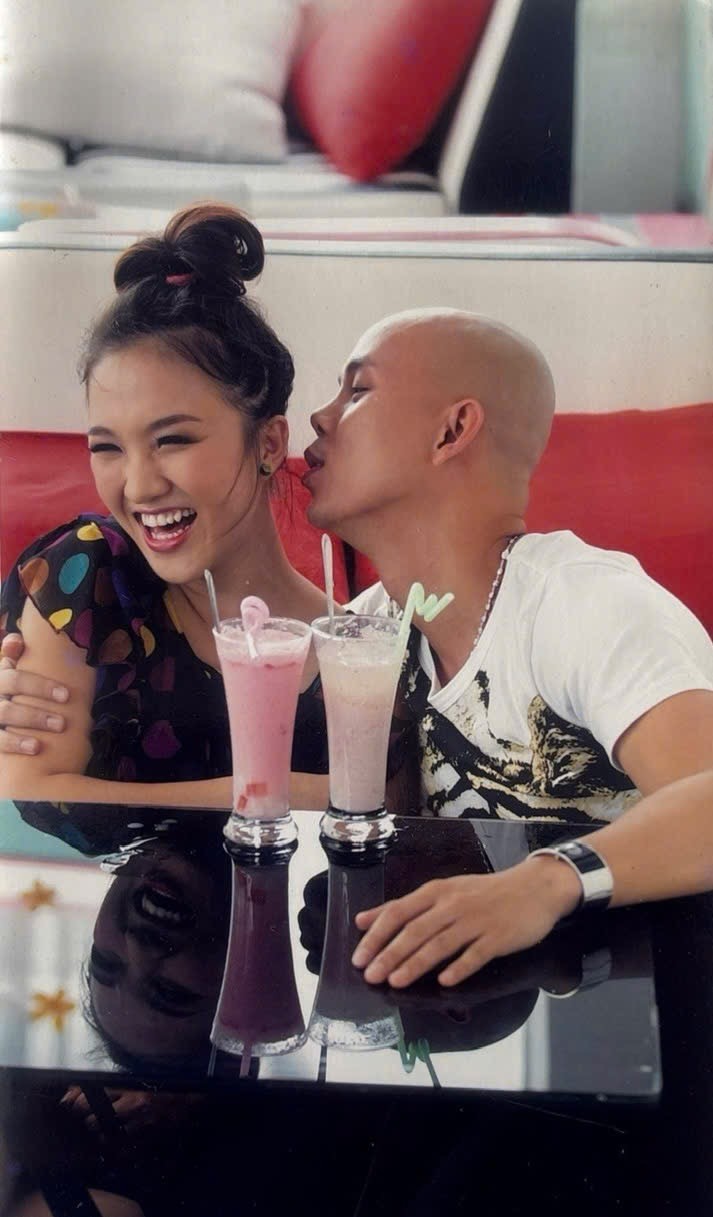 Phan Đinh Tùng kể về bức ảnh 'định mệnh' với bà xã Thái Ngọc Bích trong MV lyrics 'Ngồi bên em'