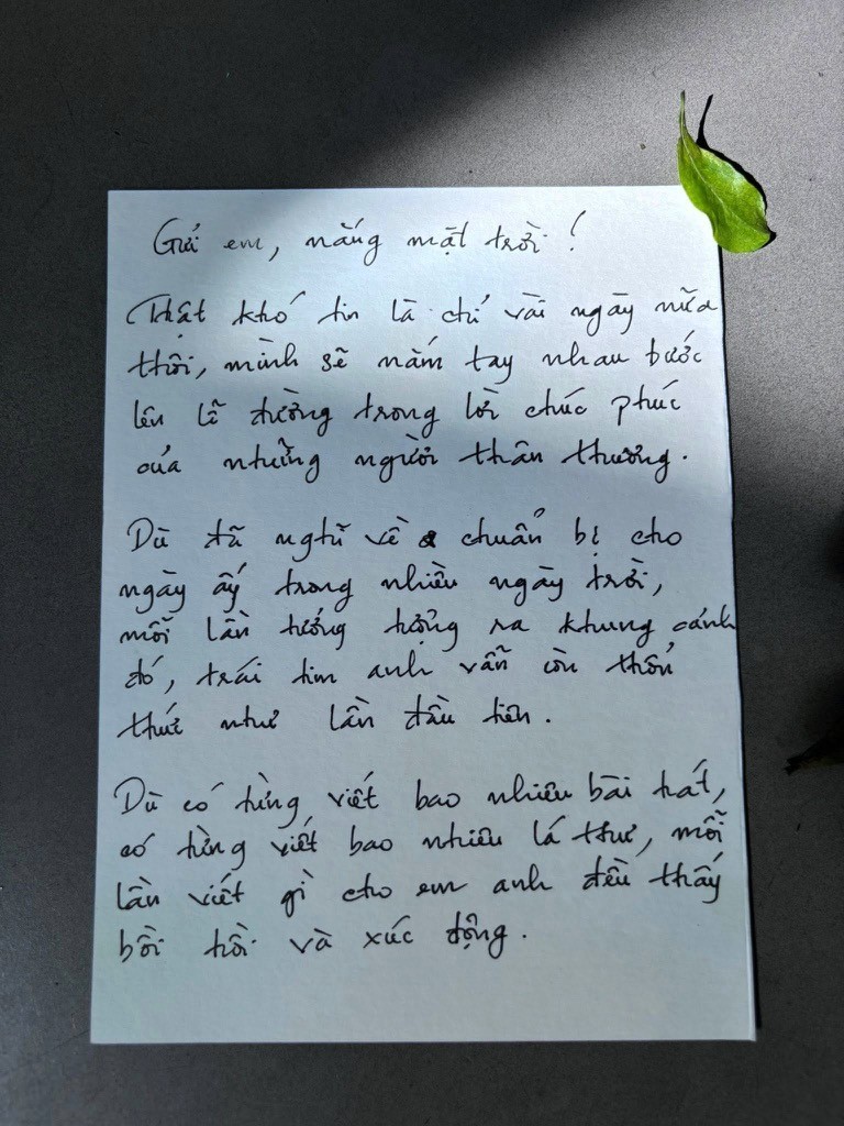 Kai Đinh 'báo hỷ' bằng thư tình âm nhạc gửi cô dâu, mời cả Amee hát nhạc cưới
