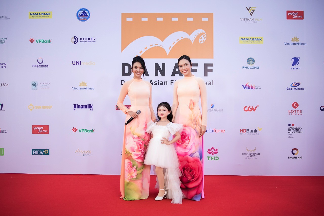 'Hoa hậu hoàn vũ Việt Nam 2025' Phương Linh và Á hậu Cẩm Ly khoe sắc với áo dài tại thảm đỏ đầu tiên sau đăng quang