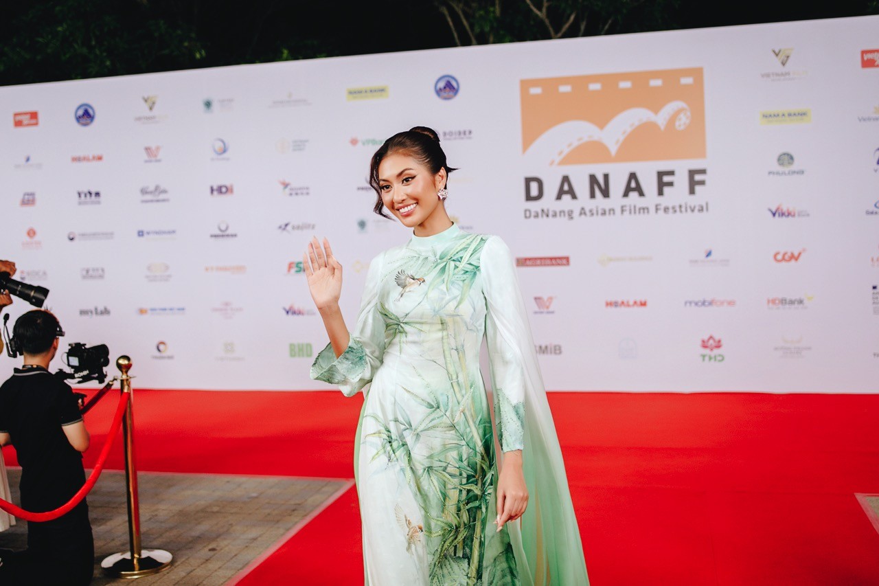 'Hoa hậu hoàn vũ Việt Nam 2025' Phương Linh và Á hậu Cẩm Ly khoe sắc với áo dài tại thảm đỏ đầu tiên sau đăng quang