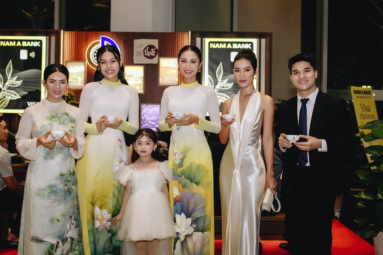 'Hoa hậu hoàn vũ Việt Nam 2025' Phương Linh và Á hậu Cẩm Ly khoe sắc với áo dài tại thảm đỏ đầu tiên sau đăng quang