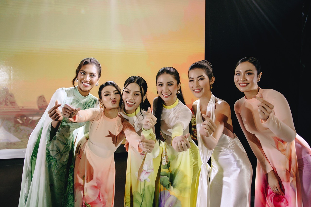 'Hoa hậu hoàn vũ Việt Nam 2025' Phương Linh và Á hậu Cẩm Ly khoe sắc với áo dài tại thảm đỏ đầu tiên sau đăng quang