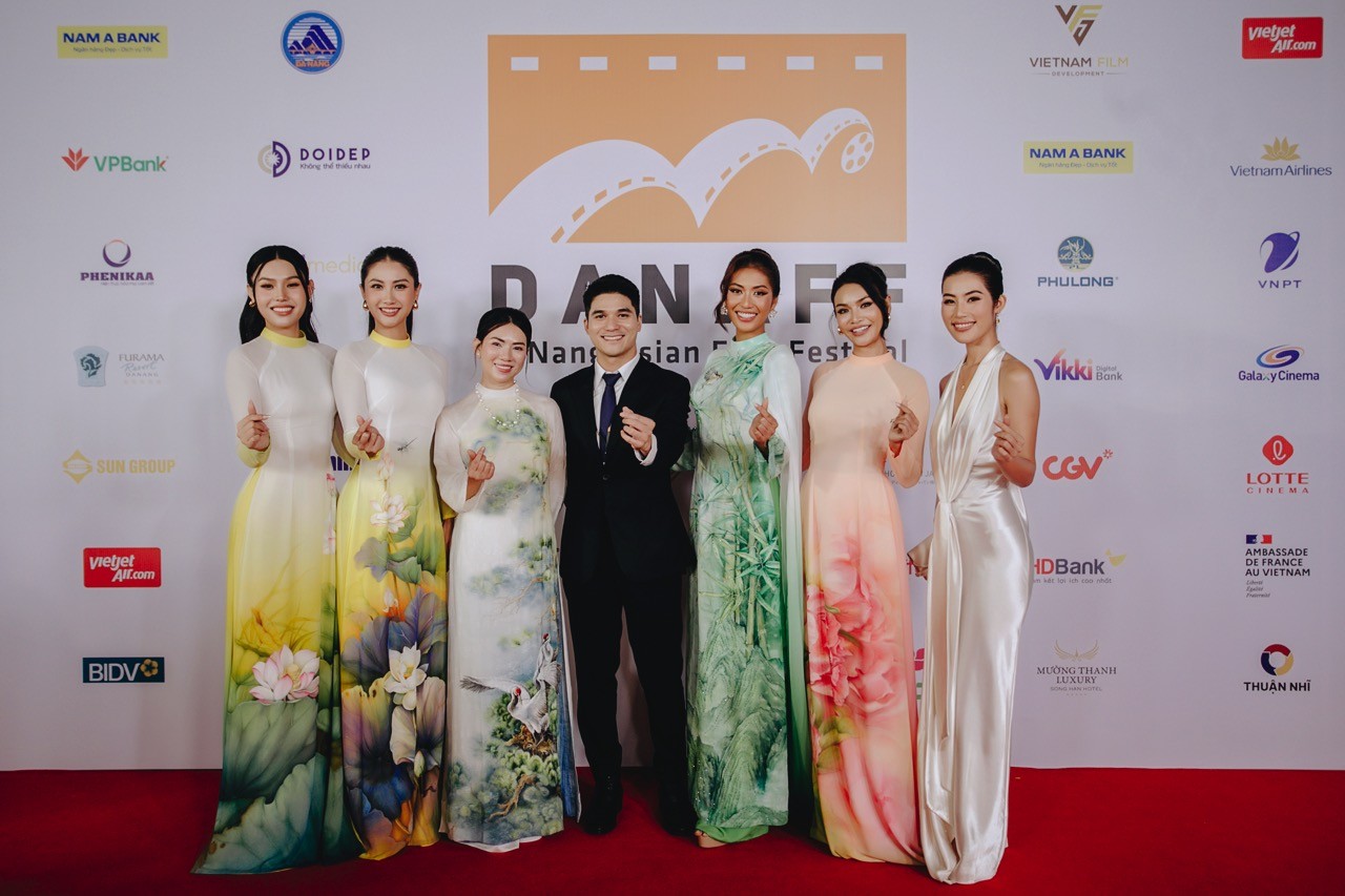 'Hoa hậu hoàn vũ Việt Nam 2025' Phương Linh và Á hậu Cẩm Ly khoe sắc với áo dài tại thảm đỏ đầu tiên sau đăng quang