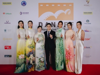 'Hoa hậu hoàn vũ Việt Nam 2025' Phương Linh và Á hậu Cẩm Ly khoe sắc với áo dài tại thảm đỏ đầu tiên sau đăng quang