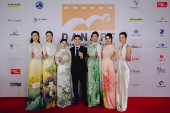 'Hoa hậu hoàn vũ Việt Nam 2025' Phương Linh và Á hậu Cẩm Ly khoe sắc với áo dài tại thảm đỏ đầu tiên sau đăng quang