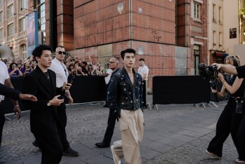 Hieuthuhai rực sáng bên cạnh siêu sao trong sự kiện thời trang quốc tế tại Paris